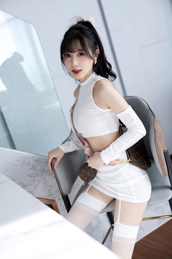 林星阑   XiaoYu语画界-928-林星阑-纯欲白色抹胸搭配白丝吊带袜，现代家居极致诱惑，优雅与性感并存的绝美写真第81张图片