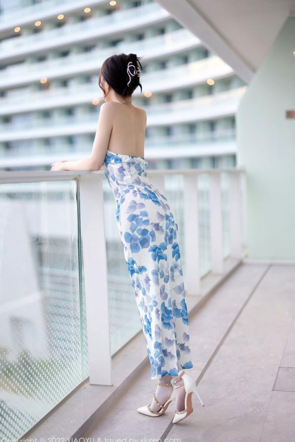 林星阑   XiaoYu语画界-林星阑：清新露肩蓝印花连衣裙，白丝袜美腿私房照，优雅气质女神唯美写实写真第1张图片