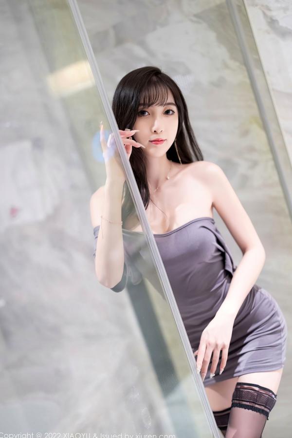 林星阑   XiaoYu语画界-871-林星阑：灰色露肩包臀裙配黑丝，室内私房性感写真，展现极致诱惑曼妙身姿第59张图片