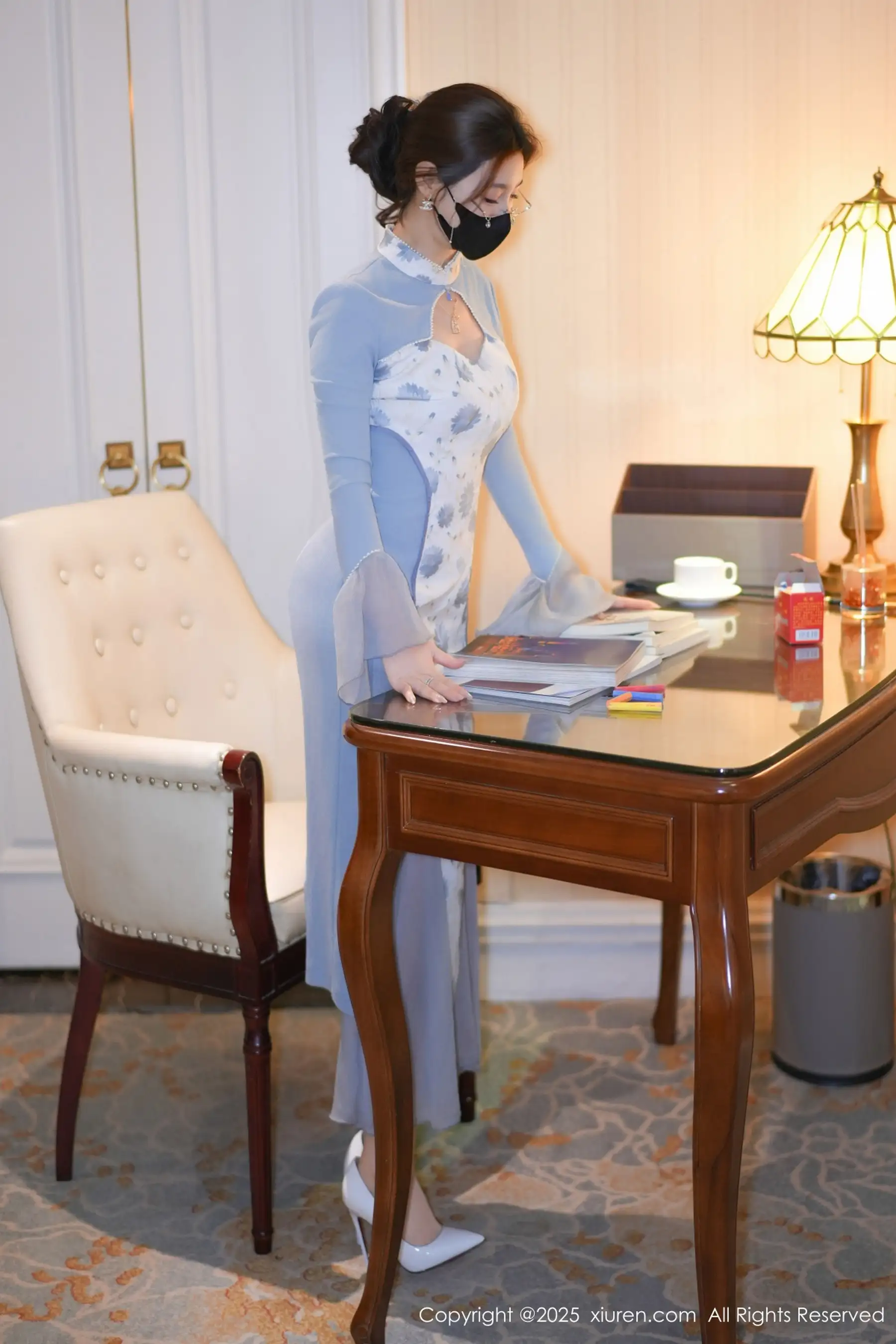 明日花桃桃  [XiuRen]高清写真图 2025.11.26 No.11033 Twins-桃桃 闪亮白丝第4张图片