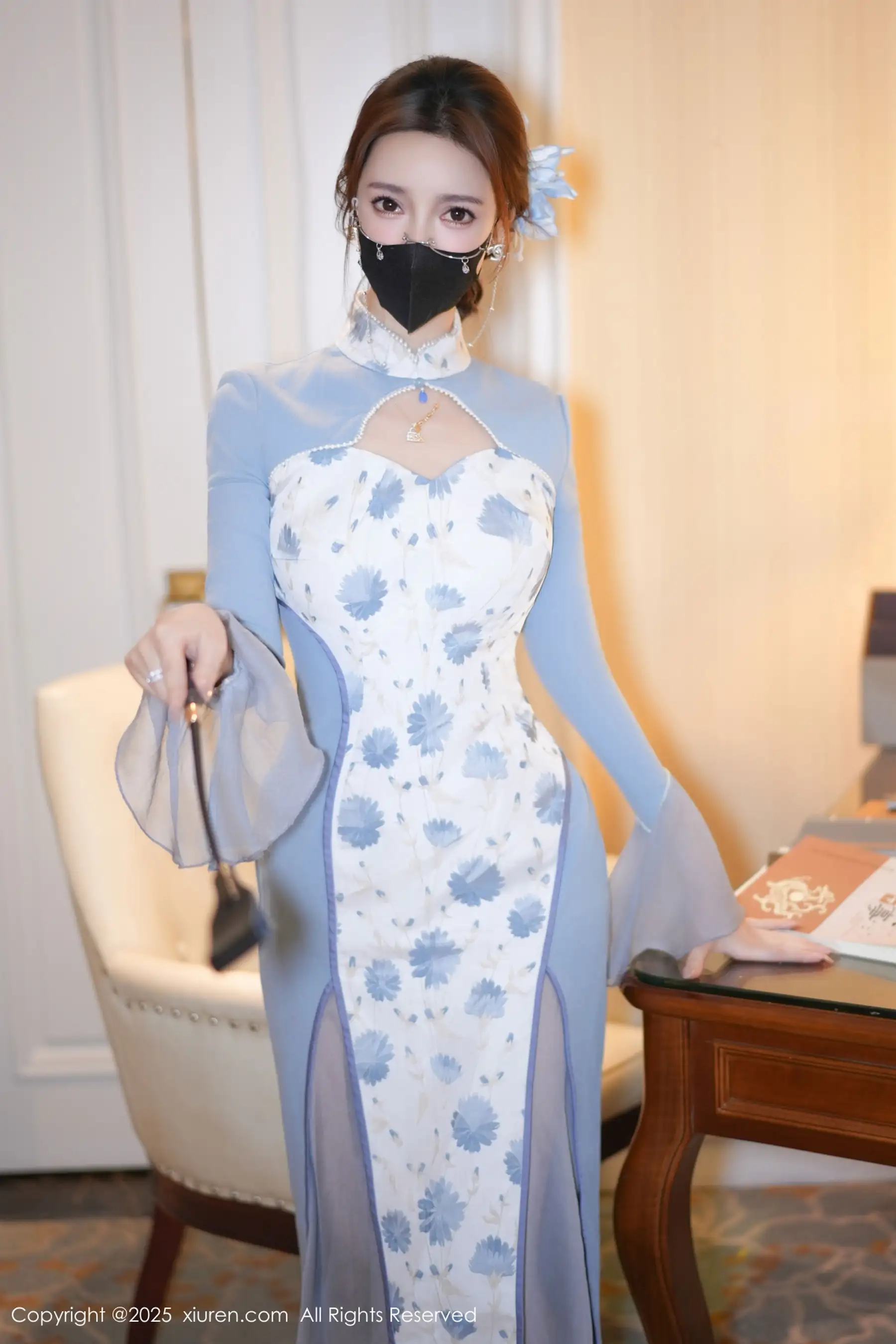 明日花桃桃  [XiuRen]高清写真图 2025.11.26 No.11033 Twins-桃桃 闪亮白丝第10张图片