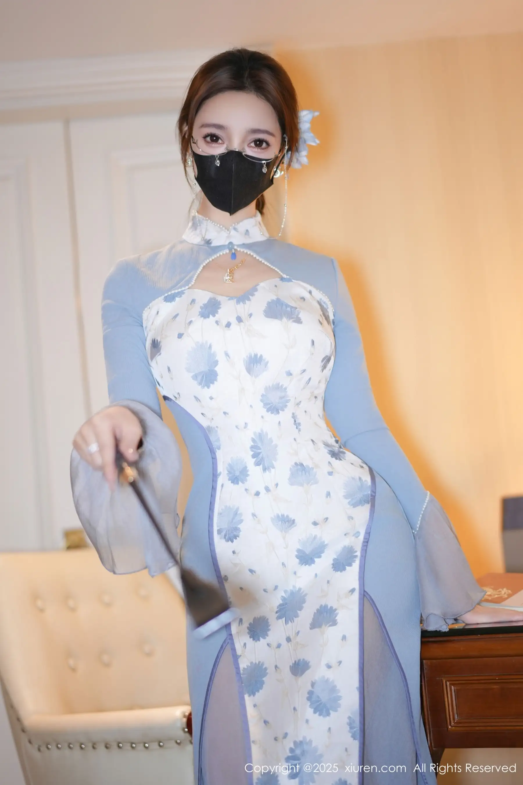 明日花桃桃  [XiuRen]高清写真图 2025.11.26 No.11033 Twins-桃桃 闪亮白丝第11张图片