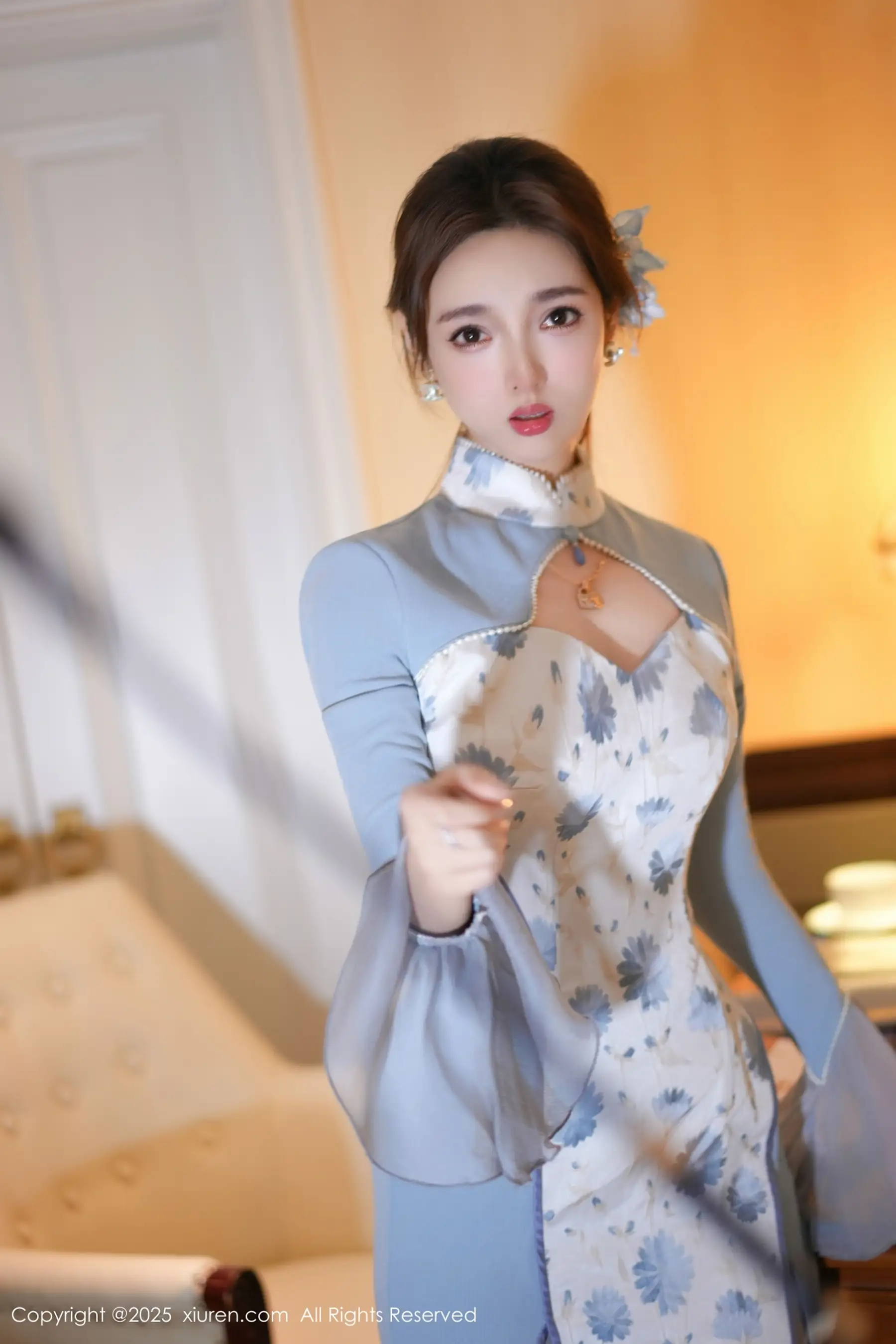 明日花桃桃  [XiuRen]高清写真图 2025.11.26 No.11033 Twins-桃桃 闪亮白丝第13张图片