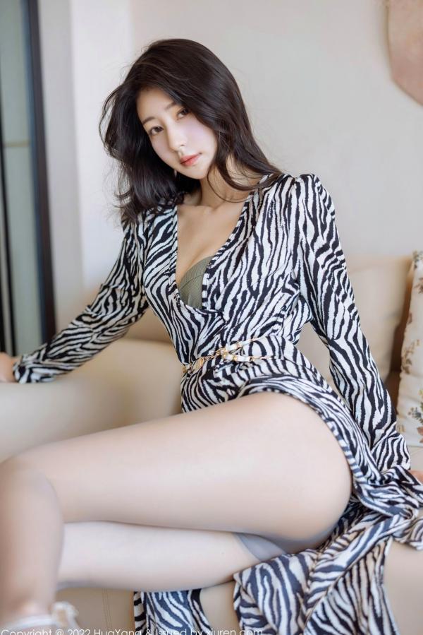 熊小诺 哎小诺  HuaYang花漾-熊小诺：斑马纹连衣长裙与灰丝袜的诱惑，江浙沪室内私房照，优雅气质女神曲线美，2022.03.28第53张图片