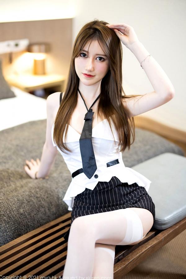 美桃酱   MyGirl美媛馆571期：美桃酱杭州旅拍，白色吊带装搭配黑条纹超短裙加白丝袜，演绎极致私房OL制服诱惑，气质冷艳动人，尽显撩人魅力。第1张图片