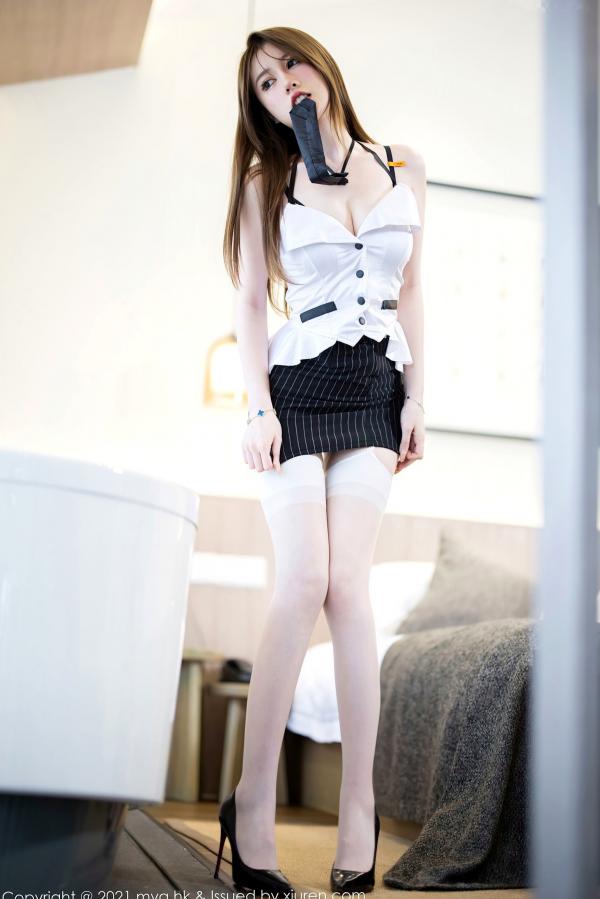 美桃酱   MyGirl美媛馆571期：美桃酱杭州旅拍，白色吊带装搭配黑条纹超短裙加白丝袜，演绎极致私房OL制服诱惑，气质冷艳动人，尽显撩人魅力。第21张图片
