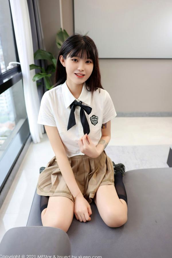 77qiqi   MFStar模范学院-546-77qiqi-短款白衬衫百褶裙黑丝-2021.12.10第16张图片