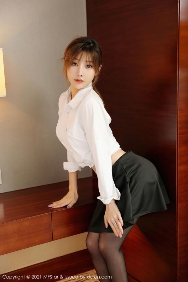 李颖煊  新人模特李颖煊 经典的白衬衫第3张图片