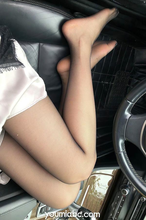 陈若依 抖娘利世  YouMi尤蜜-抖娘利世《丝袜控》2021.10.16车内私房，白色透肉丝袜配优雅高跟，打造极致美腿诱惑第47张图片