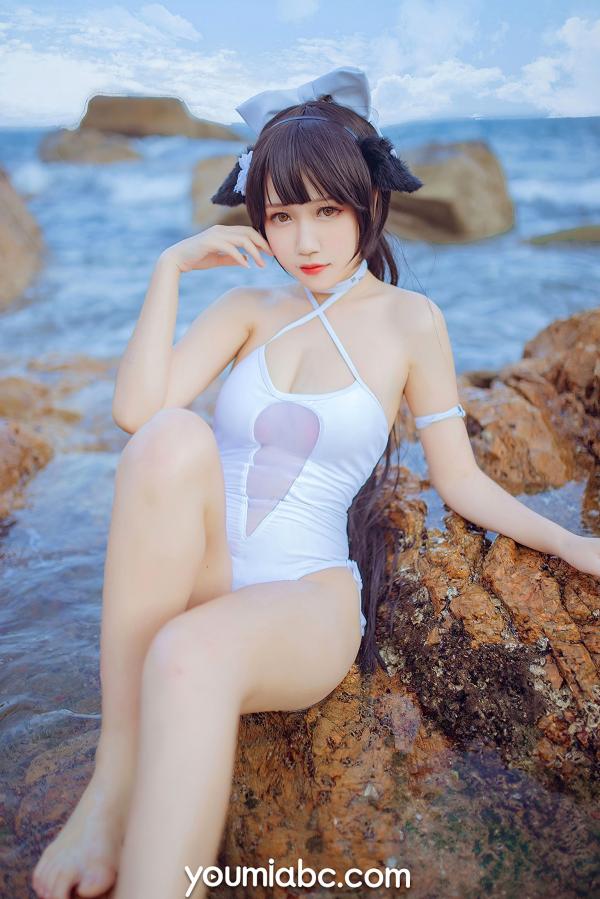 陈若依 抖娘利世  YouMi尤蜜：抖娘利世《碧蓝航线》COS泳装大尺度美图，猫耳萌妹海边礁石写真，纯白连体泳衣展现极致诱惑，清新甜美风情万种第21张图片