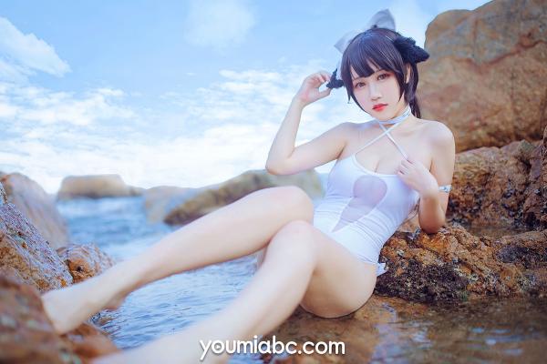 陈若依 抖娘利世  YouMi尤蜜：抖娘利世《碧蓝航线》COS泳装大尺度美图，猫耳萌妹海边礁石写真，纯白连体泳衣展现极致诱惑，清新甜美风情万种第26张图片