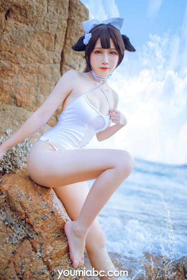 陈若依 抖娘利世  YouMi尤蜜：抖娘利世《碧蓝航线》COS泳装大尺度美图，猫耳萌妹海边礁石写真，纯白连体泳衣展现极致诱惑，清新甜美风情万种第27张图片