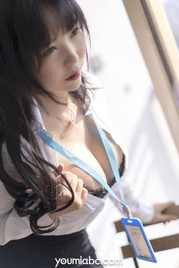 陈若依 抖娘利世  YouMi尤蜜-抖娘利世《OL白领第二弹》职场制服诱惑，黑丝白衬衫极致身段，办公室风情大尺度写真，性感女神魅力演绎第11张图片