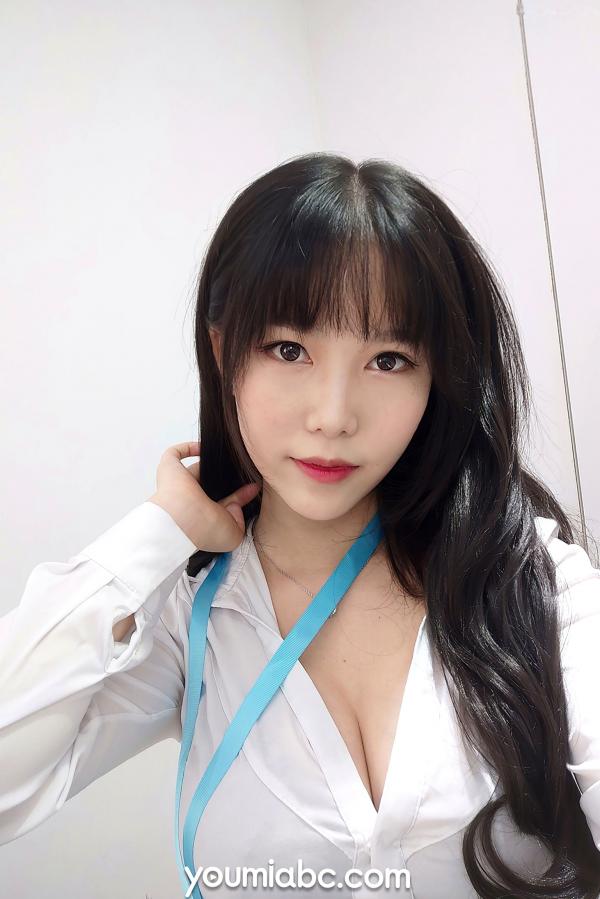 陈若依 抖娘利世  YouMi尤蜜-2020.12.13-抖娘利世-《OL午间自拍》制服诱惑职场写真翘臀福利第12张图片