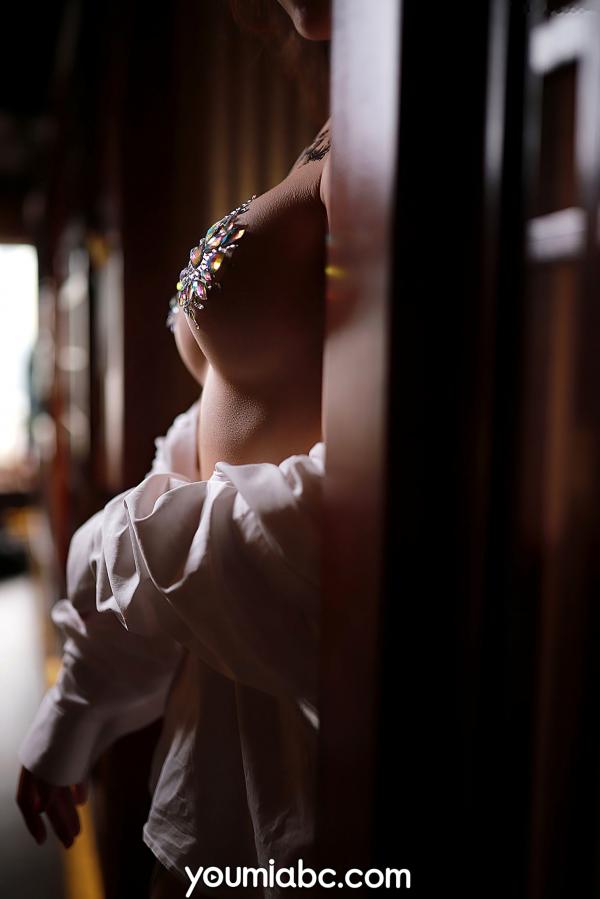 陈若依 抖娘利世  YouMi尤蜜-抖娘利世《风情居酒屋》：极品女神身着性感内衣，点缀璀璨水钻，演绎极致日式唯美诱惑写真第24张图片