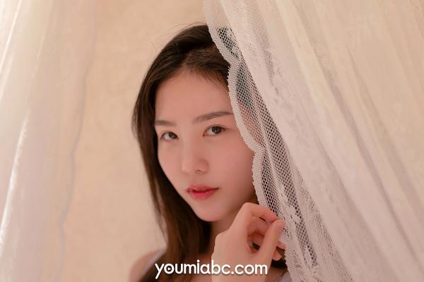 陈若依 抖娘利世  YouMi尤蜜-抖娘利世-《独居女》高清私房写真，纯白居家背心慵懒魅力，温柔治愈系女神室内拍摄第18张图片