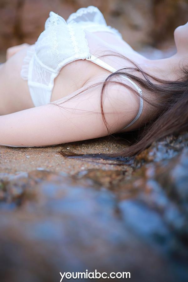 陈若依 抖娘利世  YouMi尤蜜-抖娘利世《黑丝海域》海边户外制服私房写真，破损黑丝美腿诱惑，尽显冷艳气质与曼妙身材，2020.12.02精选第19张图片