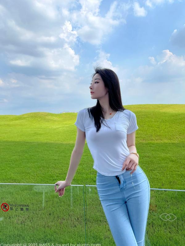 逗逗DouDou   IMiss爱蜜社-624-逗逗Doudou-清纯制服与紧身牛仔裤私房佳作-简约百搭展现曼妙身姿-2021.08.17第3张图片