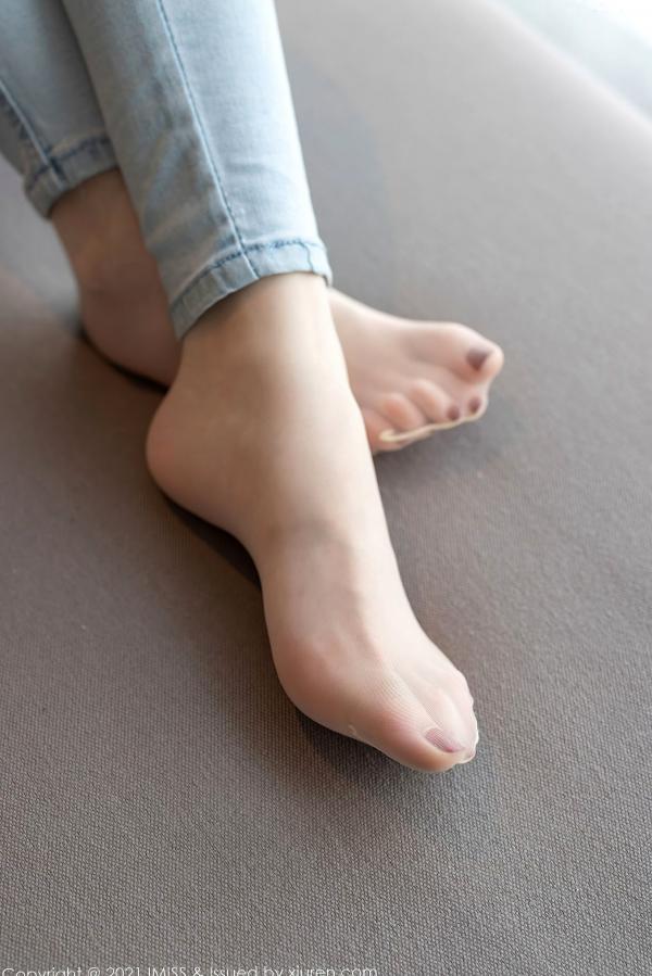 逗逗DouDou   IMiss爱蜜社-624-逗逗Doudou-清纯制服与紧身牛仔裤私房佳作-简约百搭展现曼妙身姿-2021.08.17第25张图片