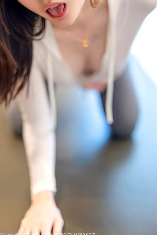 逗逗DouDou   YouMi尤蜜荟-859-是小逗逗-紧身运动套装室内私房写真，修身白上衣与瑜伽裤勾勒完美身材曲线第42张图片