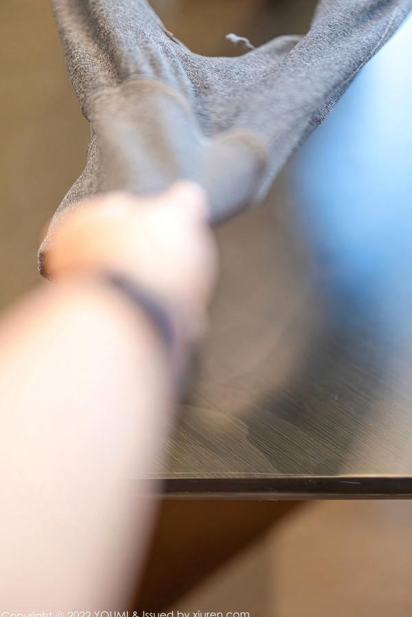 逗逗DouDou   YouMi尤蜜荟-859-是小逗逗-紧身运动套装室内私房写真，修身白上衣与瑜伽裤勾勒完美身材曲线第53张图片