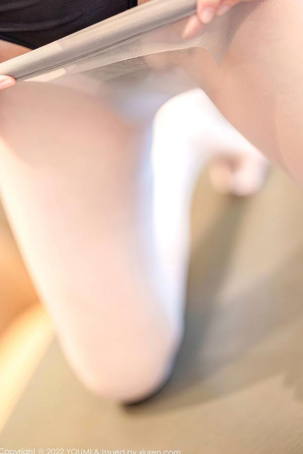 逗逗DouDou   YouMi尤蜜荟-859-是小逗逗-紧身运动套装室内私房写真，修身白上衣与瑜伽裤勾勒完美身材曲线第70张图片