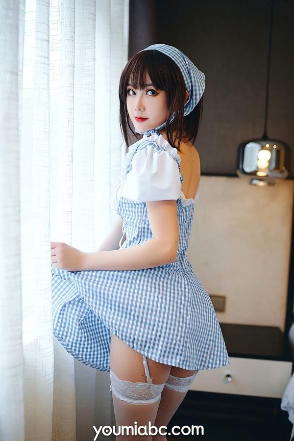 您的蛋蛋   YouMi尤蜜-您的蛋蛋-《庄园女仆》：清纯短发妹子穿蓝白格纹制服，性感蕾丝吊带诱惑，极品私房照第7张图片