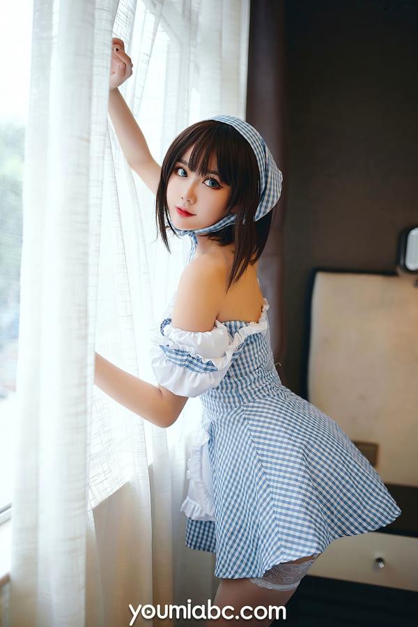 您的蛋蛋   YouMi尤蜜-您的蛋蛋-《庄园女仆》：清纯短发妹子穿蓝白格纹制服，性感蕾丝吊带诱惑，极品私房照第8张图片