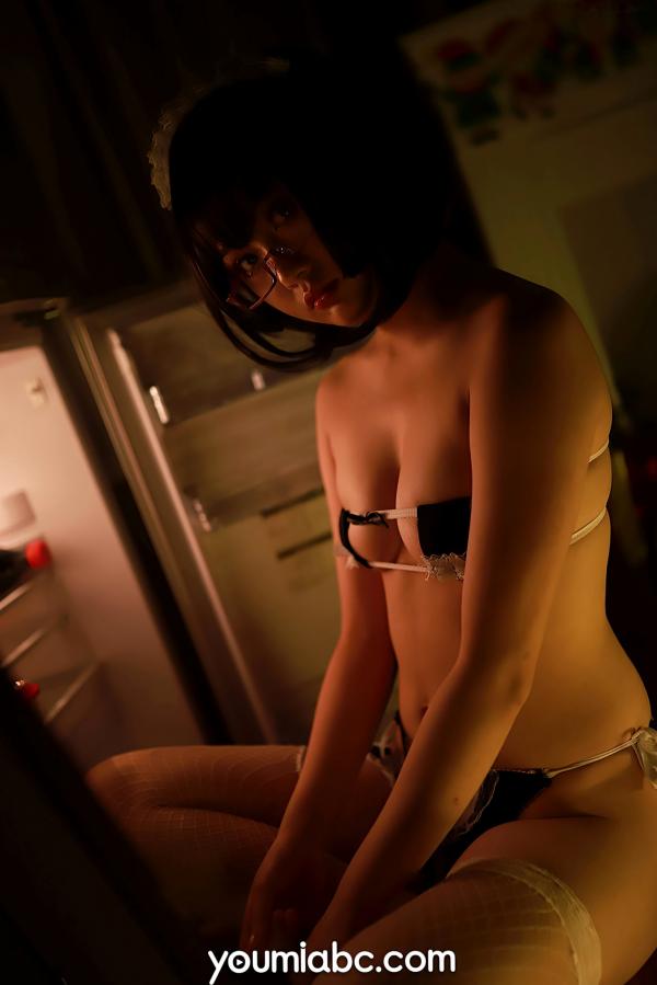 您的蛋蛋   YouMi尤蜜-您的蛋蛋-女仆装私房诱惑写真，眼镜渔网袜，唯美灯光下的性感拍摄第3张图片