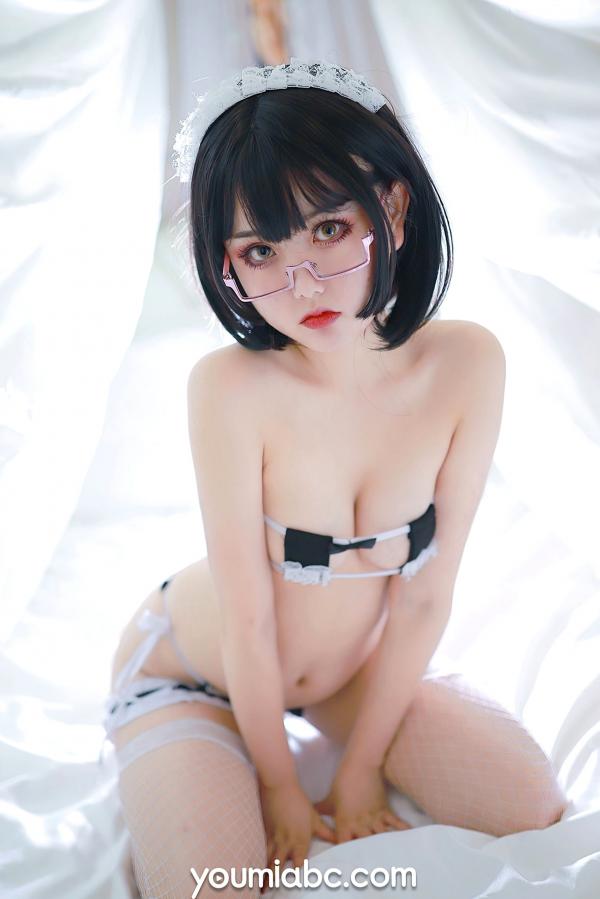 您的蛋蛋   YouMi尤蜜-您的蛋蛋-女仆装私房诱惑写真，眼镜渔网袜，唯美灯光下的性感拍摄第18张图片