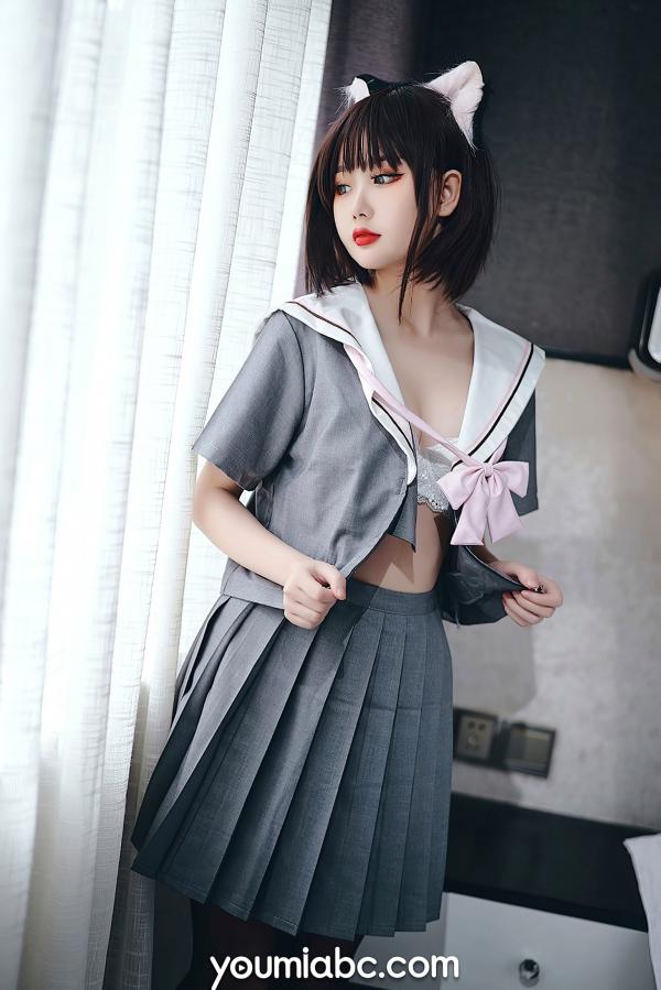 您的蛋蛋   YouMi尤蜜-您的蛋蛋《制服猫娘》：元气日系制服搭配黑丝美腿，演绎极致甜辣制服诱惑与性感姿态第11张图片