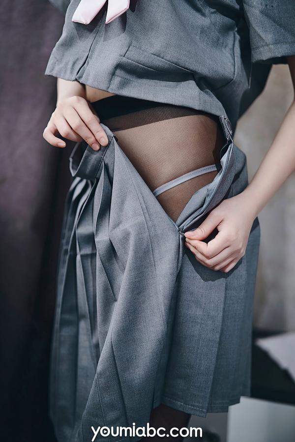 您的蛋蛋   YouMi尤蜜-您的蛋蛋《制服猫娘》：元气日系制服搭配黑丝美腿，演绎极致甜辣制服诱惑与性感姿态第15张图片