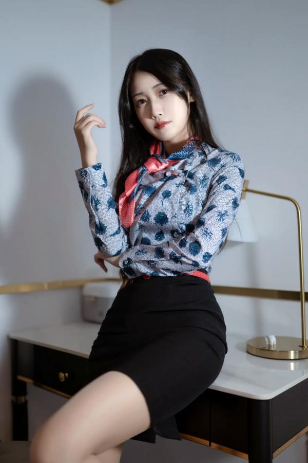 不呆猫   不呆猫 - 东航空姐制服诱惑，丝袜美腿私房写真，职业装空姐绝美腿部特写第5张图片