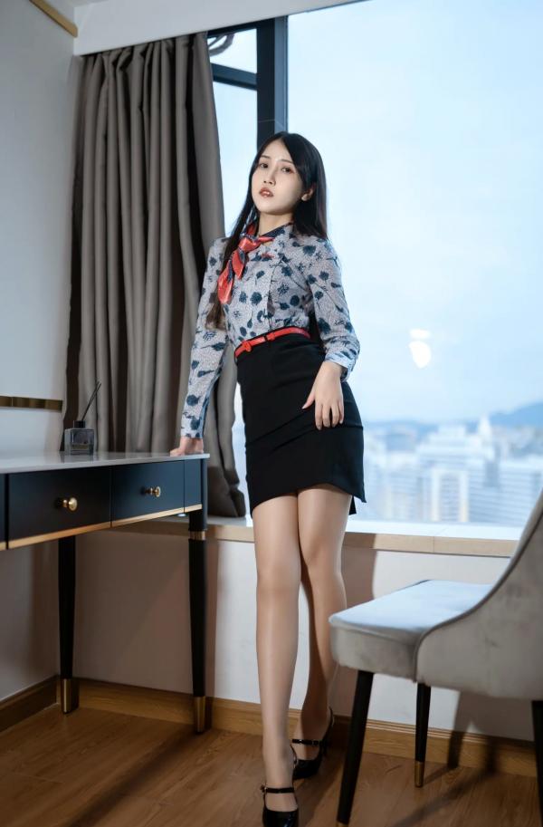 不呆猫   不呆猫 - 东航空姐制服诱惑，丝袜美腿私房写真，职业装空姐绝美腿部特写第11张图片
