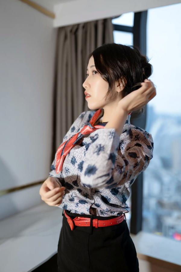 不呆猫   不呆猫 - 东航空姐制服诱惑，丝袜美腿私房写真，职业装空姐绝美腿部特写第13张图片
