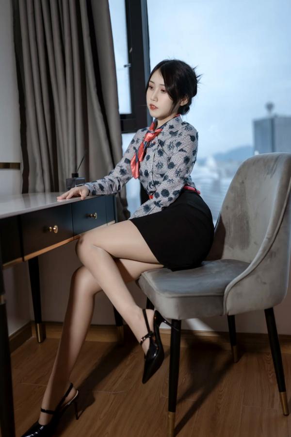 不呆猫   不呆猫 - 东航空姐制服诱惑，丝袜美腿私房写真，职业装空姐绝美腿部特写第15张图片