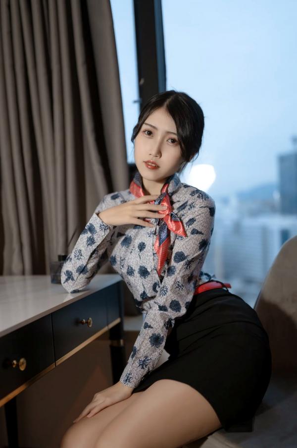 不呆猫   不呆猫 - 东航空姐制服诱惑，丝袜美腿私房写真，职业装空姐绝美腿部特写第22张图片
