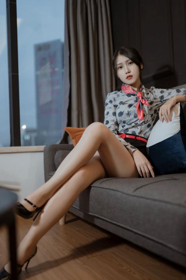 不呆猫   不呆猫 - 东航空姐制服诱惑，丝袜美腿私房写真，职业装空姐绝美腿部特写第28张图片