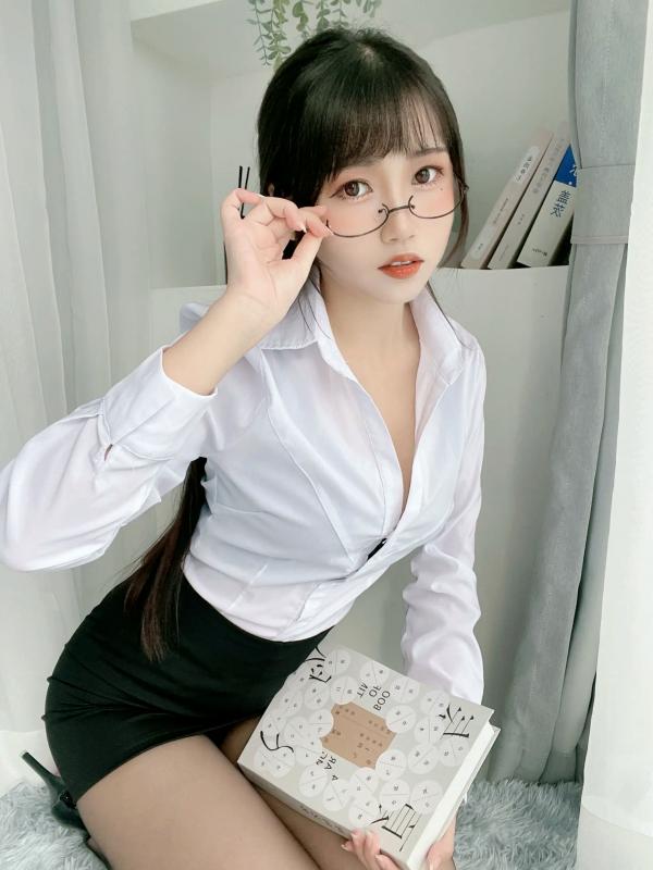 不呆猫   不呆猫 - 黑丝包臀OL制服诱惑，知性金丝眼镜职场装扮，气质私房写真第1张图片