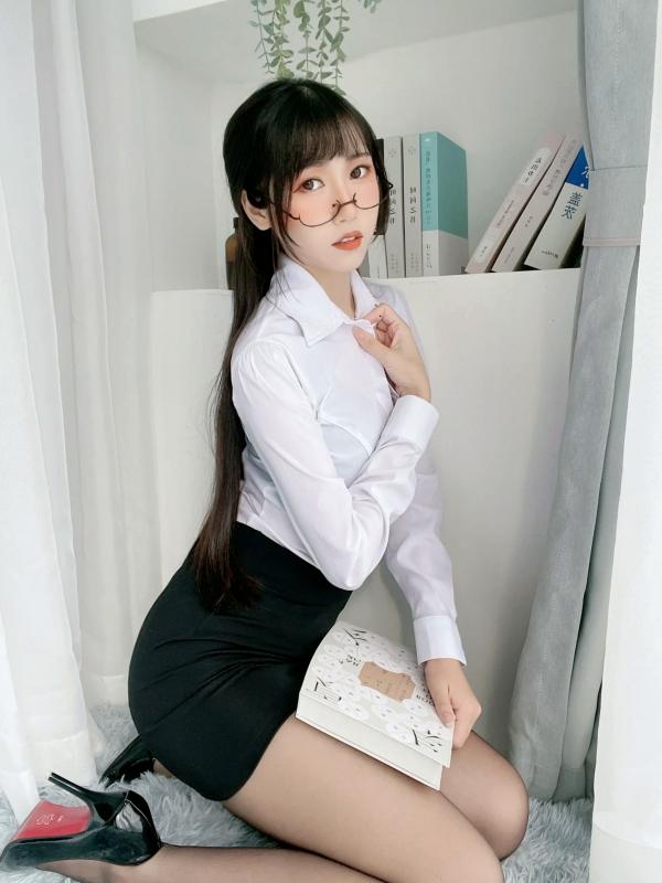 不呆猫   不呆猫 - 黑丝包臀OL制服诱惑，知性金丝眼镜职场装扮，气质私房写真第2张图片