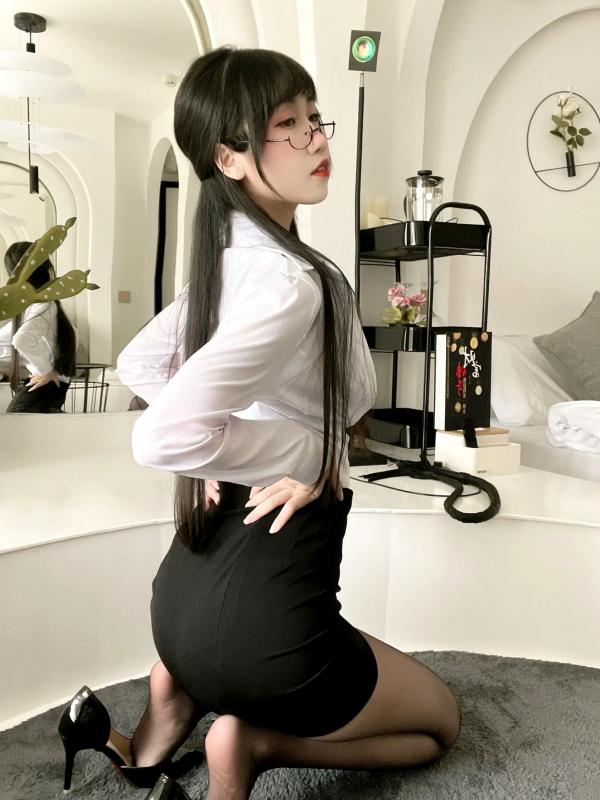 不呆猫   不呆猫 - 黑丝包臀OL制服诱惑，知性金丝眼镜职场装扮，气质私房写真第16张图片