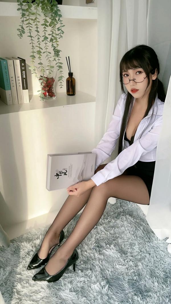 不呆猫   不呆猫 - 黑丝包臀OL制服诱惑，知性金丝眼镜职场装扮，气质私房写真第20张图片