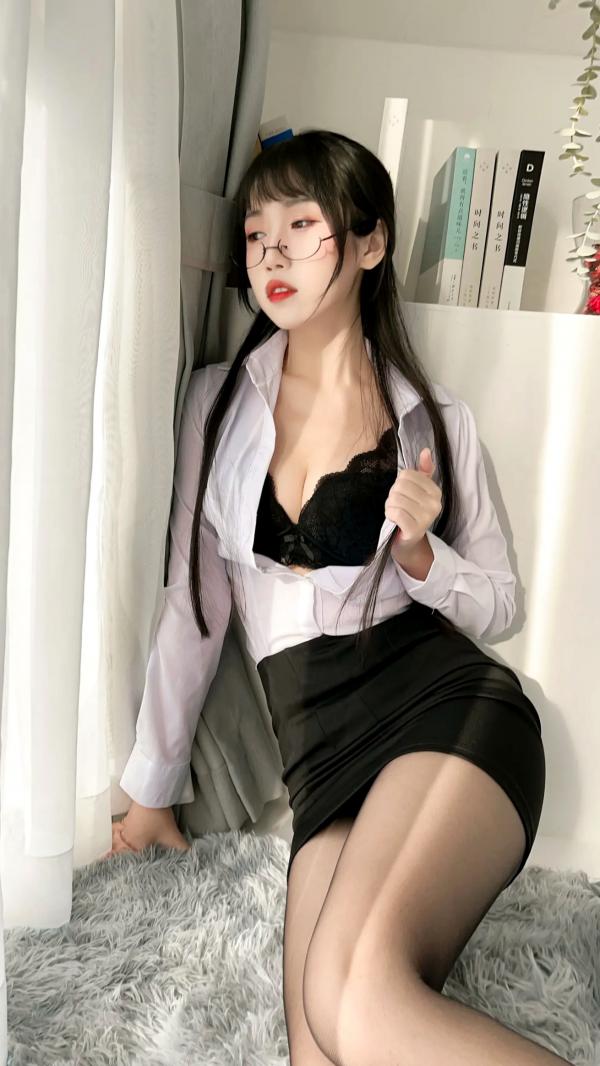 不呆猫   不呆猫 - 黑丝包臀OL制服诱惑，知性金丝眼镜职场装扮，气质私房写真第22张图片