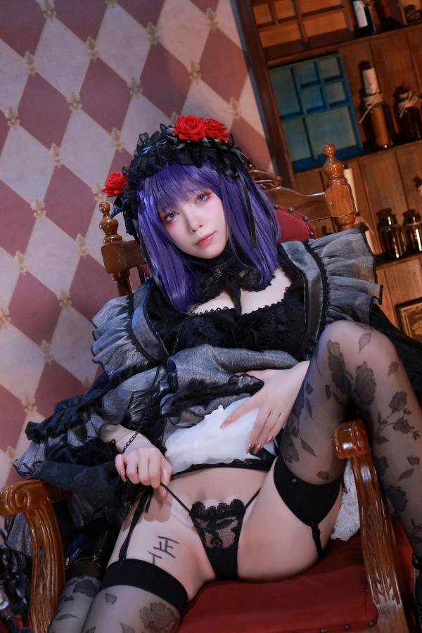 水淼   水淼-Aqua-水谷雫-Shizuku-Kuroe复古哥特风角色扮演，精致花纹丝袜美腿，室内私房写真性感迷人第16张图片