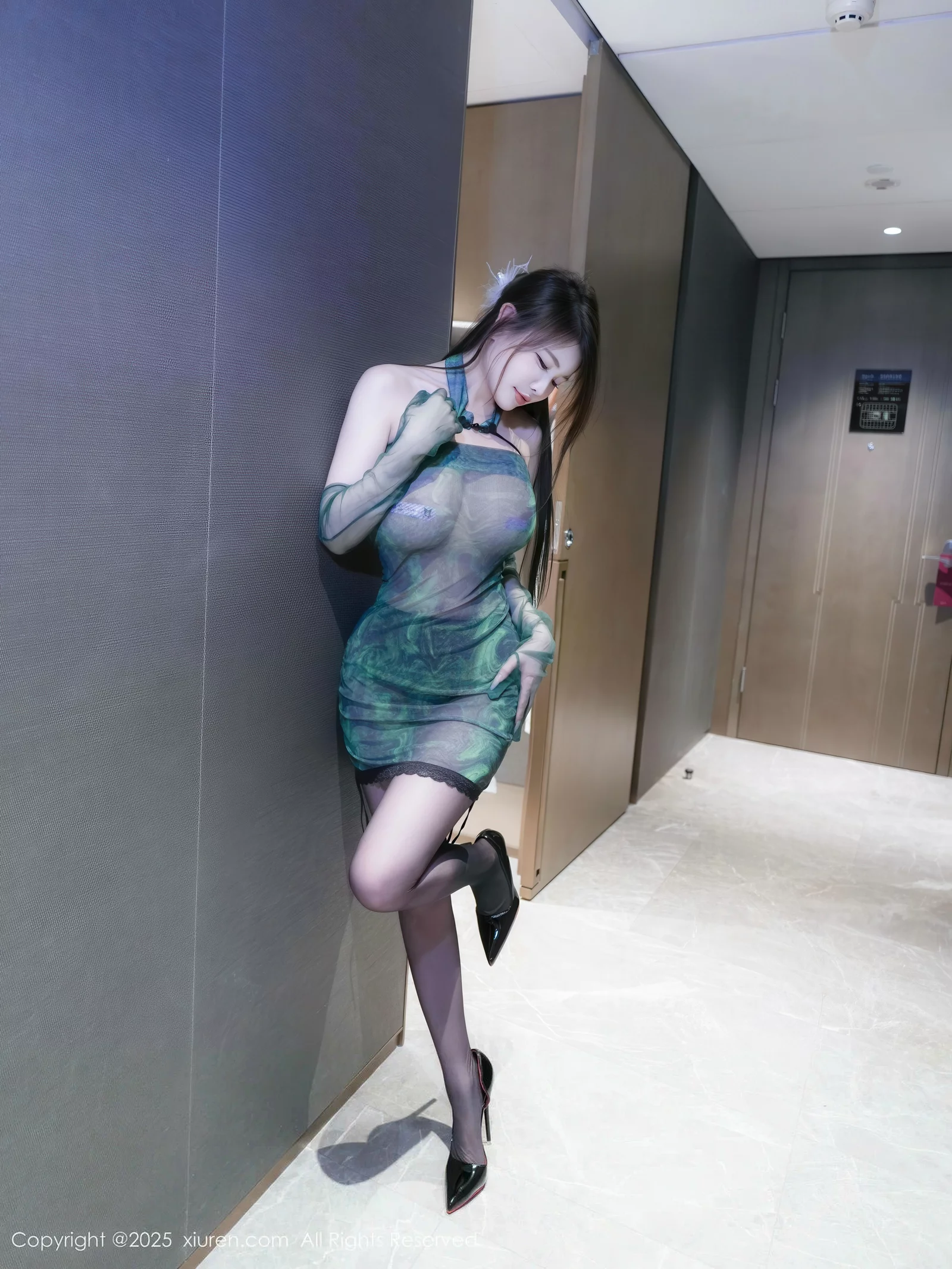 甜妮  [XiuRen]高清写真图 2025.08.18 No.10660 甜妮 绿色短裙第1张图片