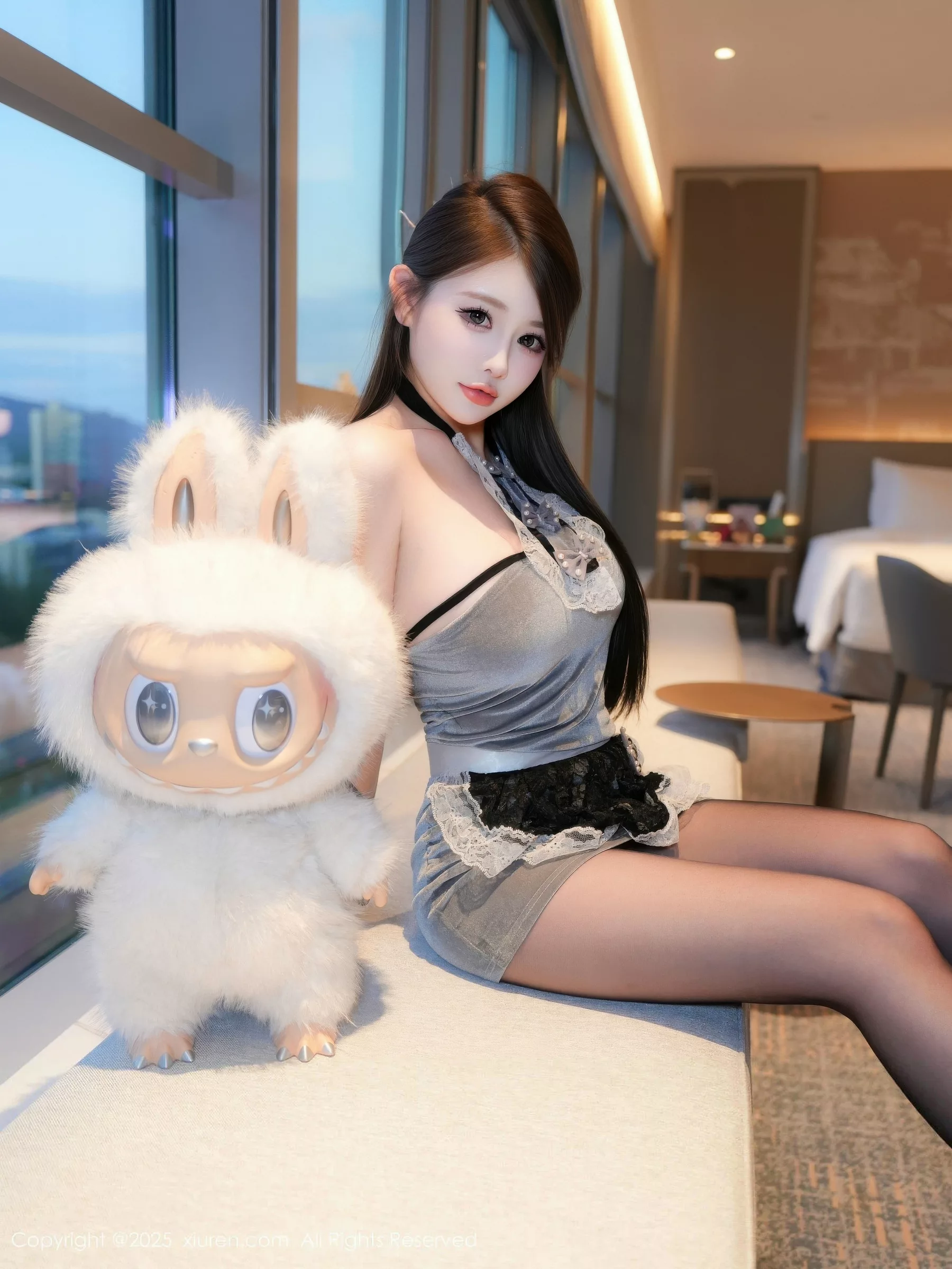 甜妮  [XiuRen]高清写真图 2025.10.17 No.10884 甜妮 灰色短裙第5张图片