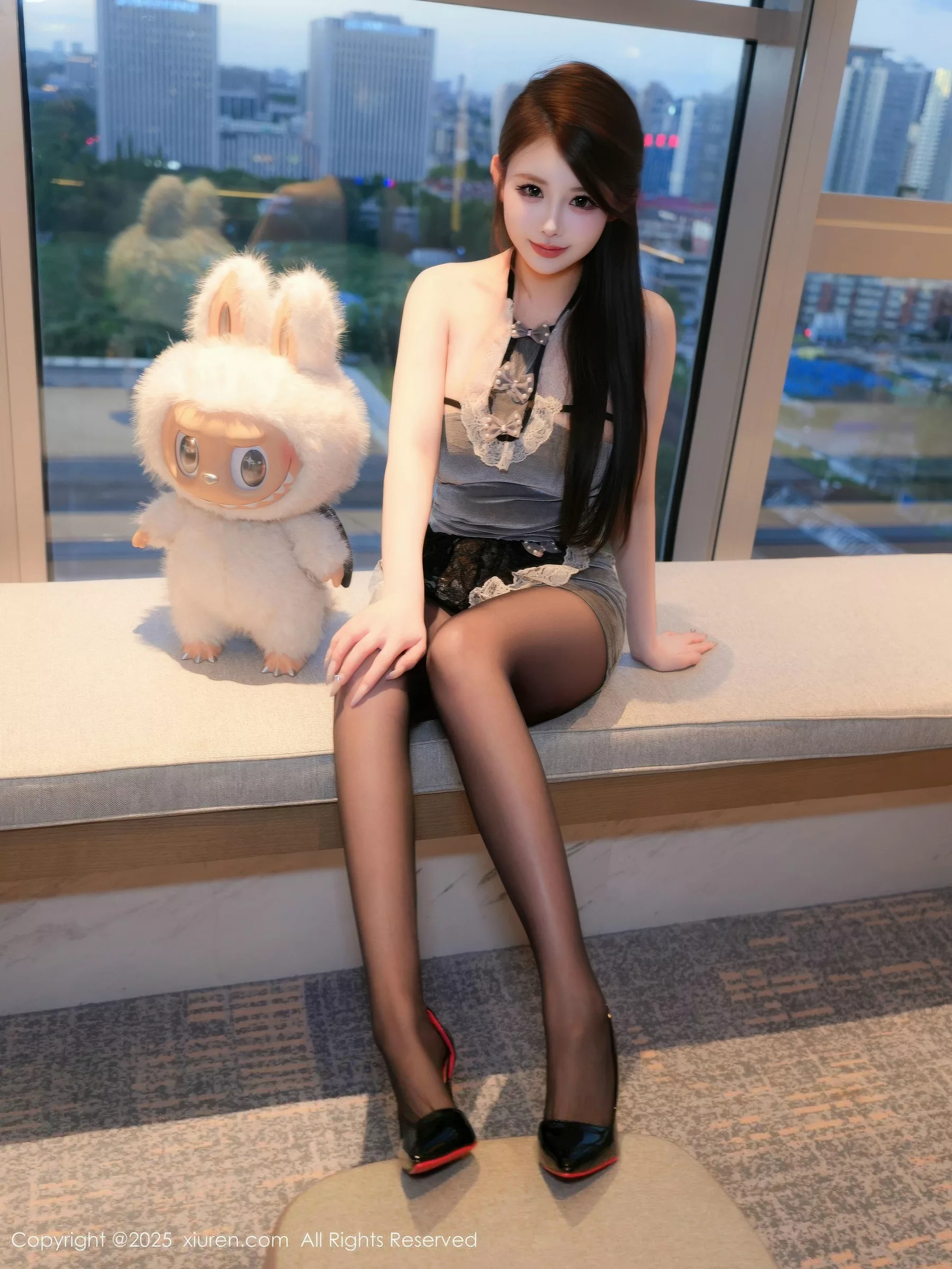 甜妮  [XiuRen]高清写真图 2025.10.17 No.10884 甜妮 灰色短裙第16张图片