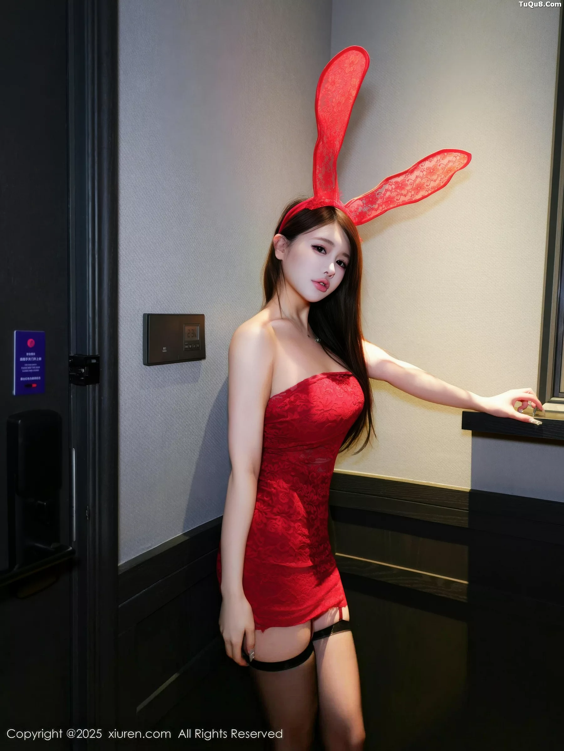 甜妮  [XiuRen]高清写真图 2025.10.24 No.10907 甜妮 红色兔女郎第9张图片