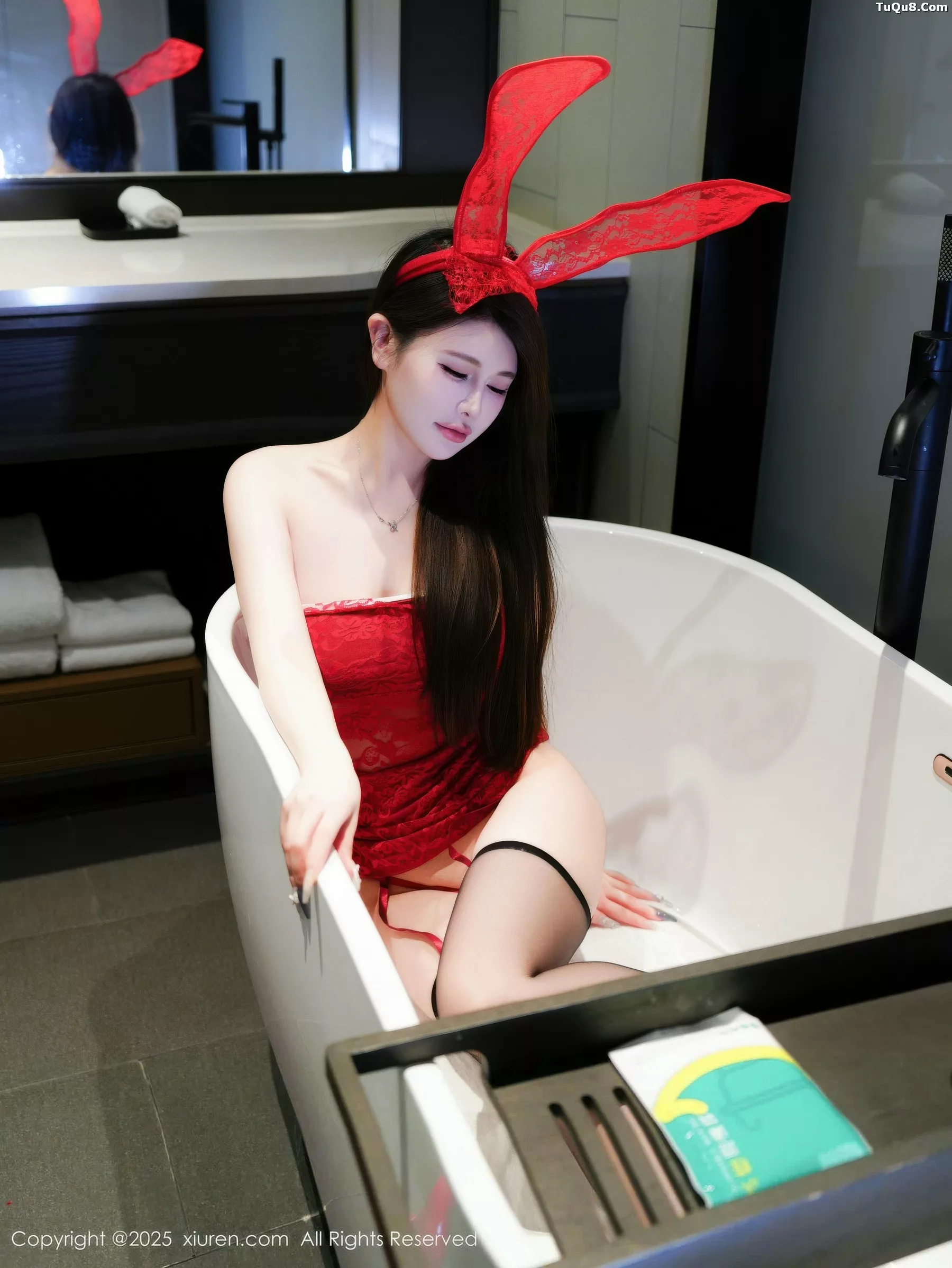 甜妮  [XiuRen]高清写真图 2025.10.24 No.10907 甜妮 红色兔女郎第28张图片