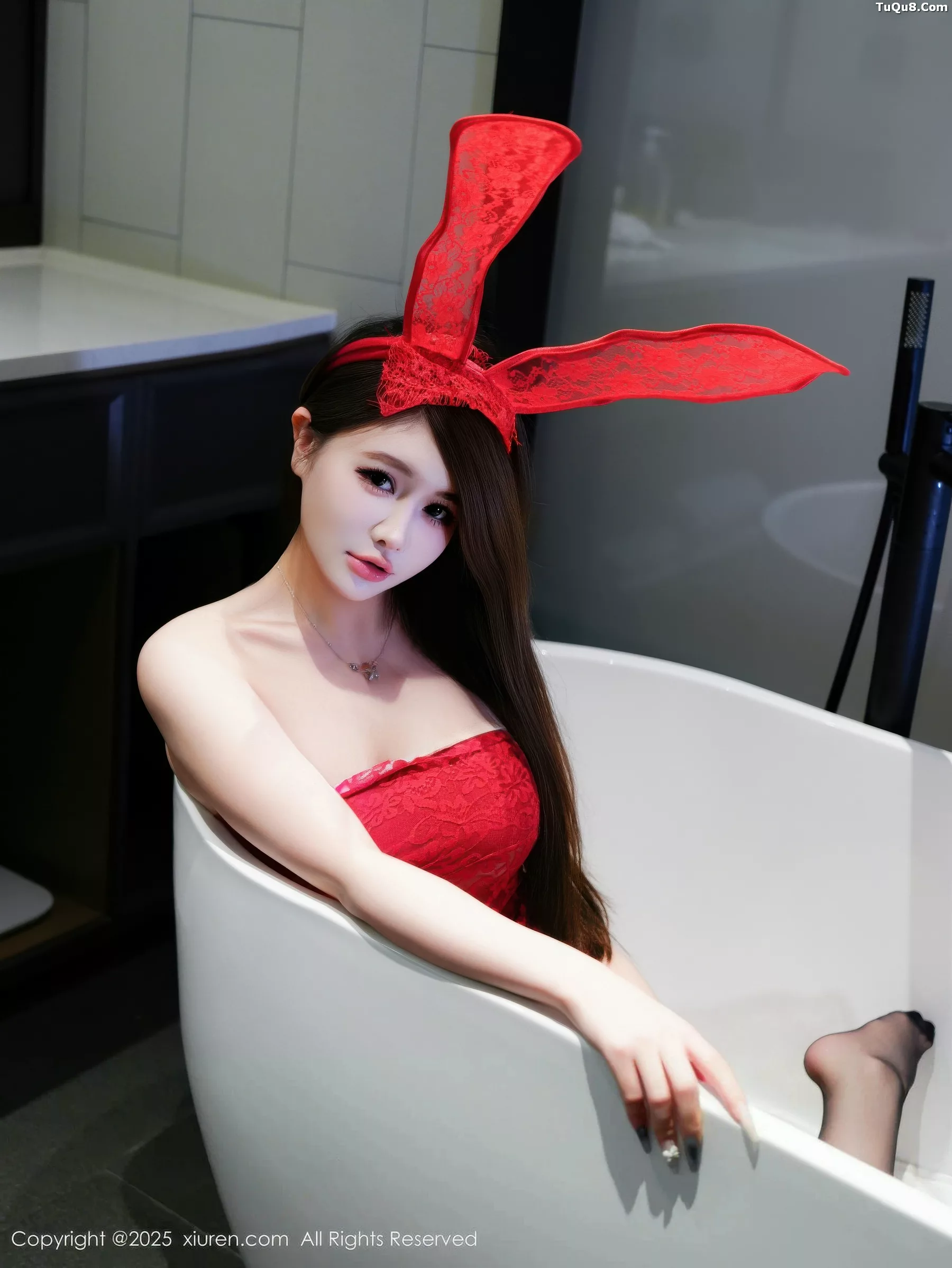 甜妮  [XiuRen]高清写真图 2025.10.24 No.10907 甜妮 红色兔女郎第39张图片